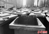 北京小區(qū)物業(yè)垃圾桶堵門(mén)，以新?lián)Q舊是好事，掃尾工作也要落實(shí)
