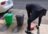 2月，給全村的垃圾桶來個(gè)大掃除