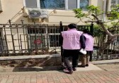 八大關(guān)街道福山路社區(qū)垃圾分類入戶宣傳活動(dòng)