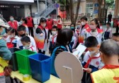三元坊小學黨支部參加社區(qū)垃圾分類宣傳活動